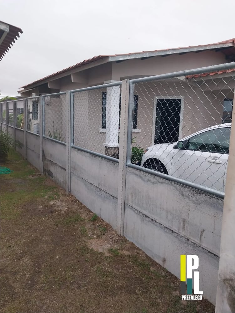 Cerca PERIMAX combinando base de muro de concreto y malla metálica en propiedad residencial